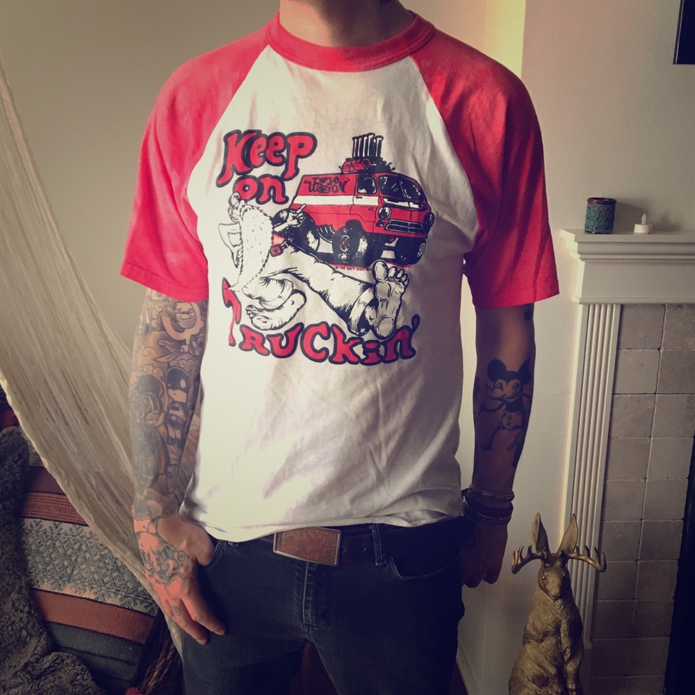 Vintage ‘KEEP ON TRUCKIN” baseball T shirt.